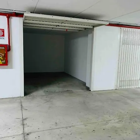 Nuovissimo Moderno Con Box Auto